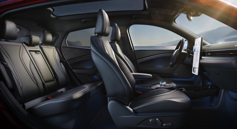 Интерьер Ford Mustang Mach-E X 2020 года  (EU) (фото 16 из 67)